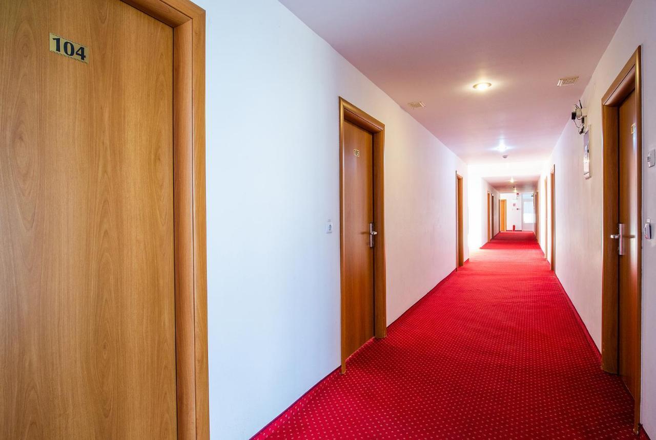 Hotel Dana Satu Mare Bagian luar foto